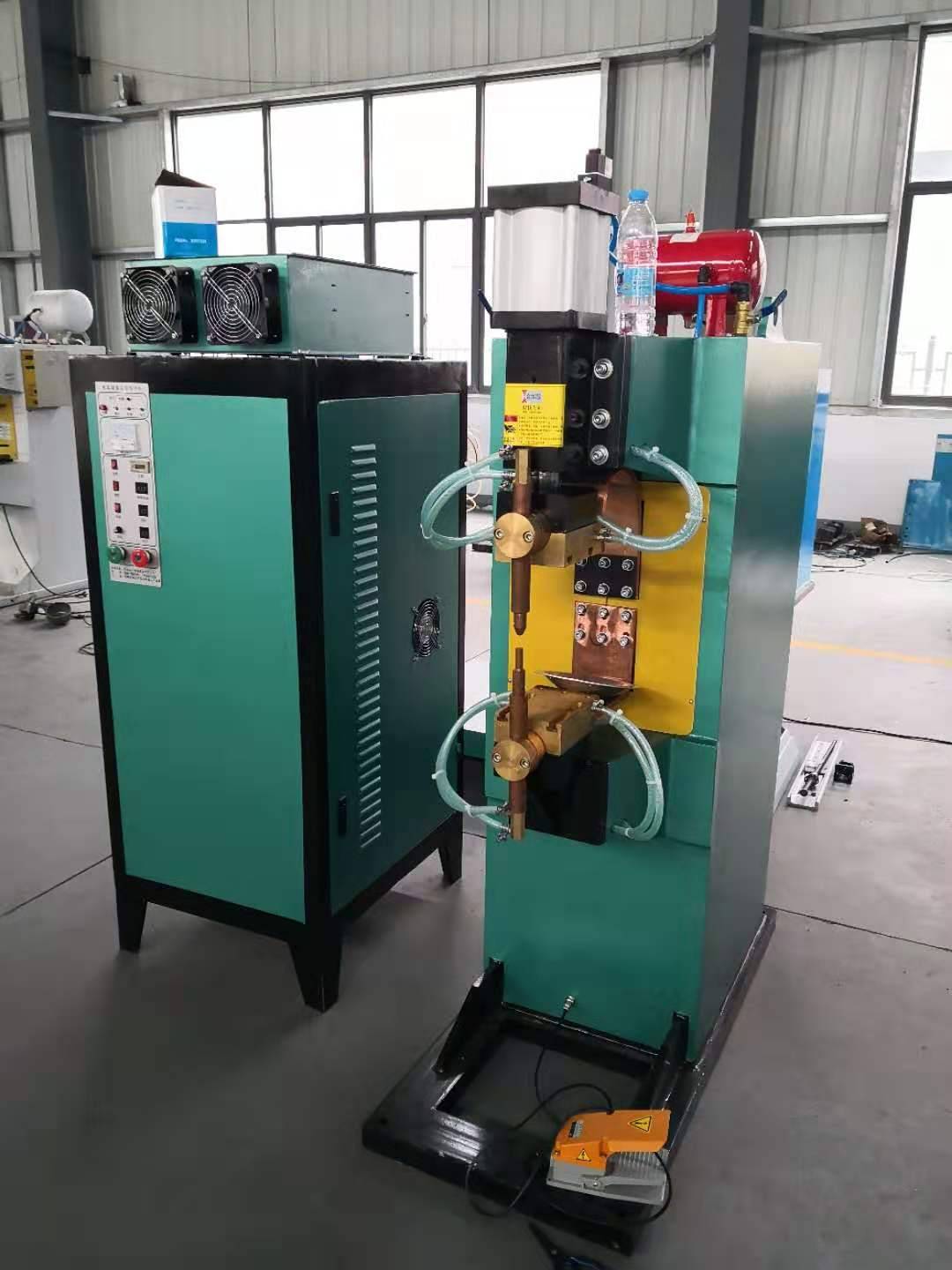 儲(chǔ)能焊機(jī)4500J. 儲(chǔ)能焊機(jī)4500J.